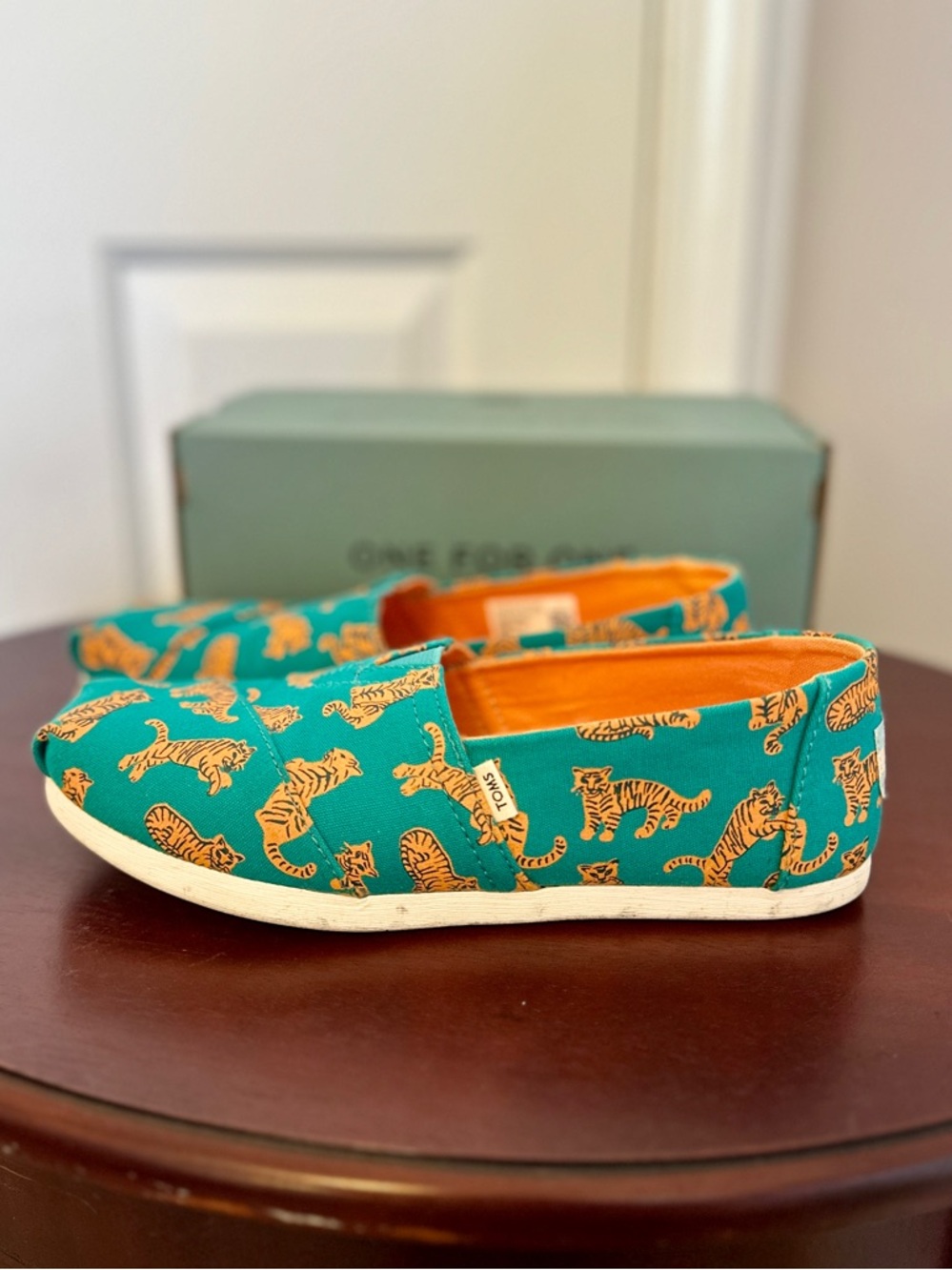 TOMS Classic Alpagatas Slip-On Flats | Deep Teal Tiger Print | size 5.5 - Picture 3 of 7